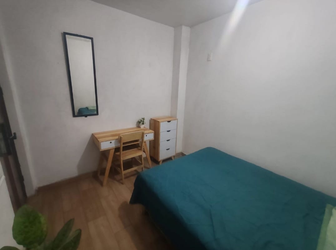 Habitación con escritorio